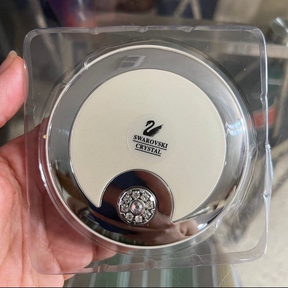SWAROVSKI Compact Mirror - Plus Magnification Swarovski Crystal
like new